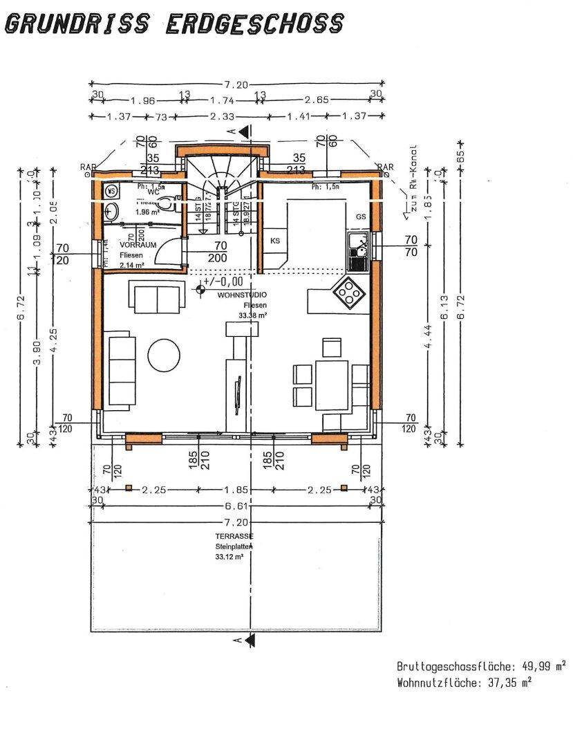 Grundriss des Erdgeschosses mit offenem Wohnstudio, Küche, WC und großer Terrasse.