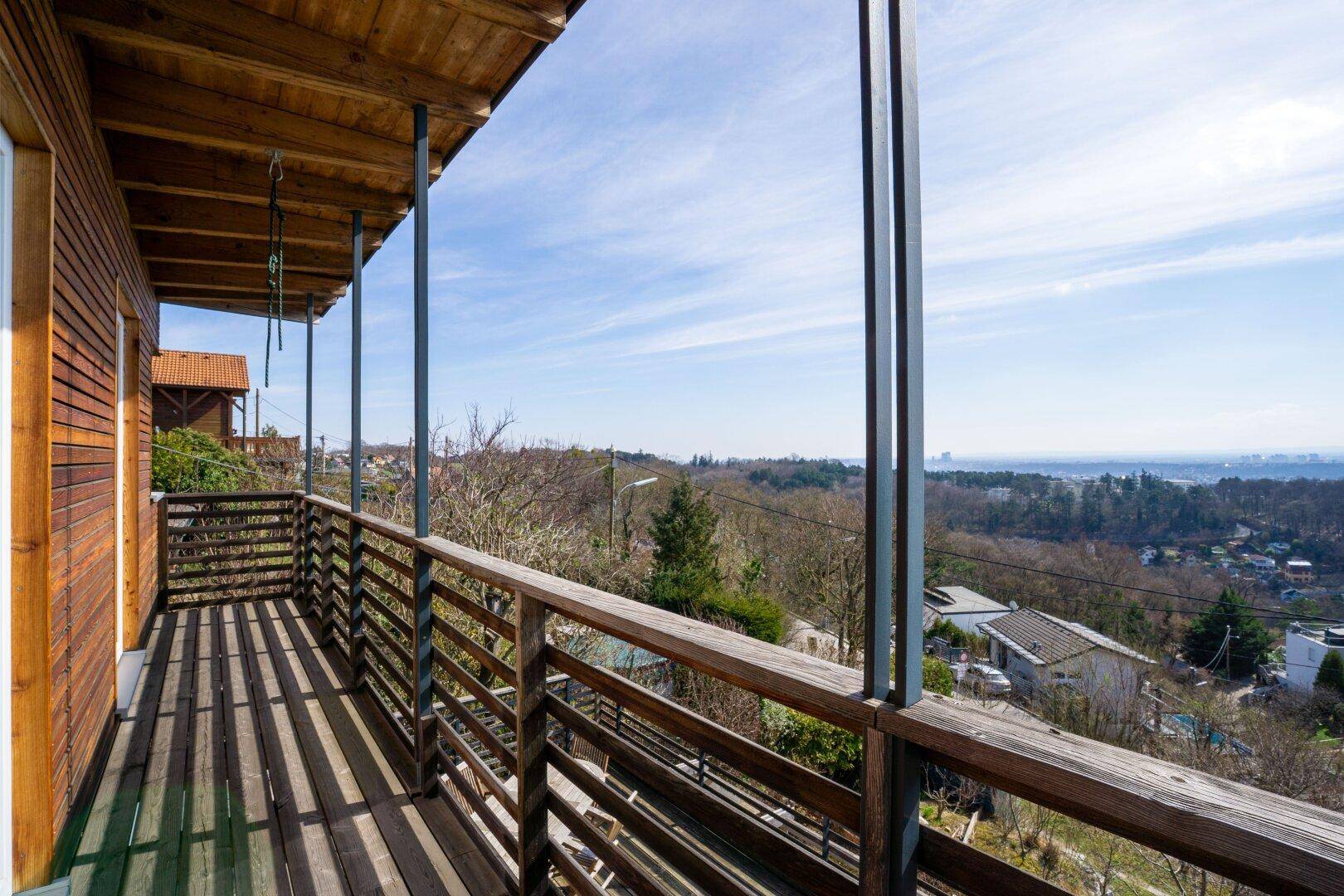 Geräumiger Holzbalkon mit schöner Aussicht, ideal für entspannte Stunden im Freien und frische Luft.