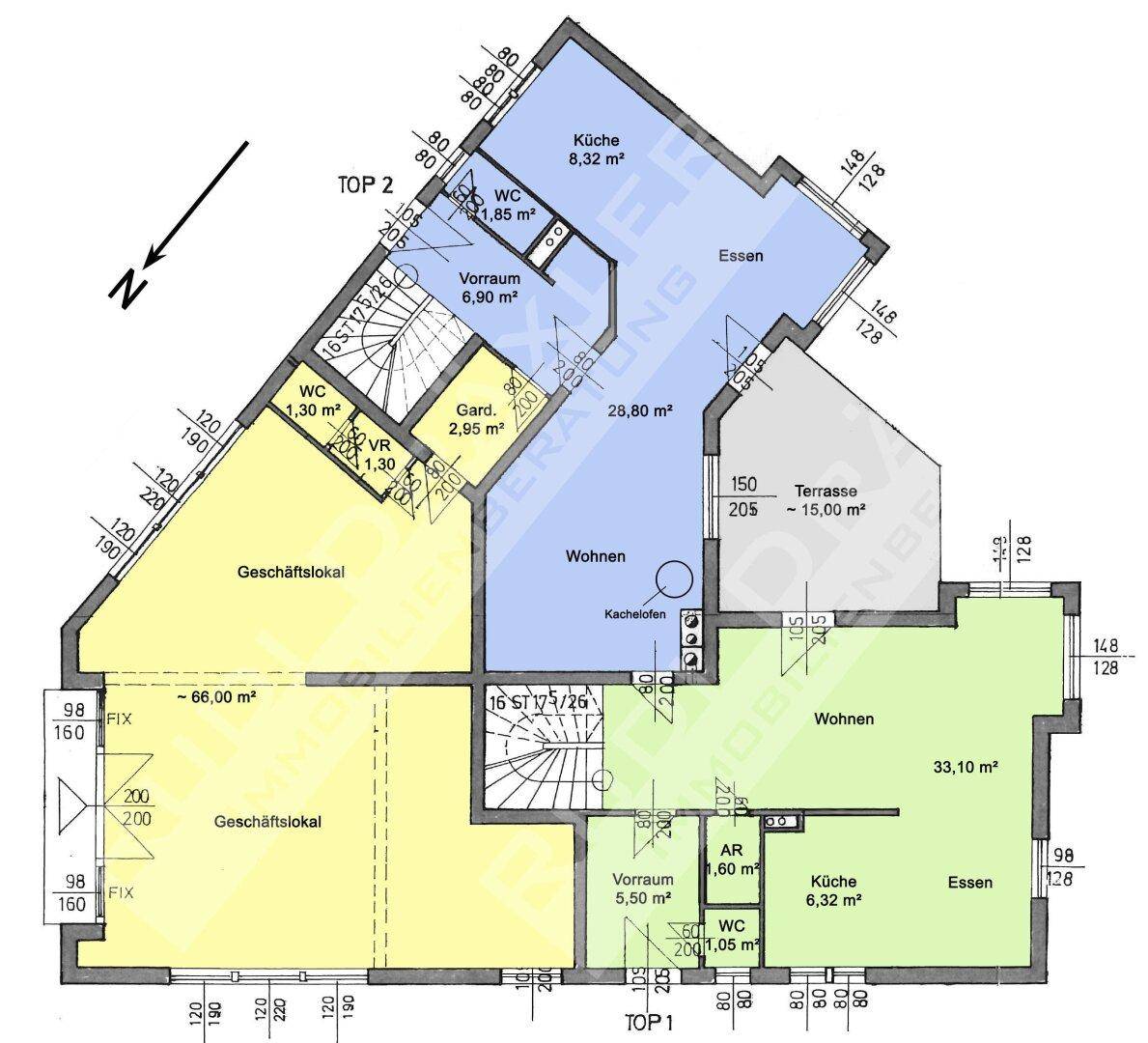 Grundriss des Erdgeschosses mit Wohn-, Ess- und Geschäftsbereichen sowie Terrasse.