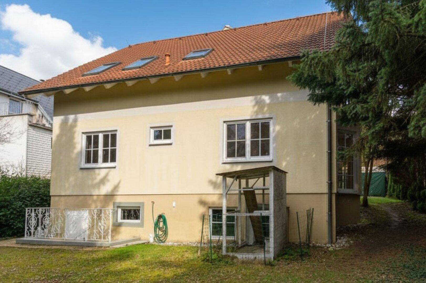 Einladendes Haus im Grünen! Großer Grund, Südterrasse, Keller und Doppelgarage - Ansicht 2
