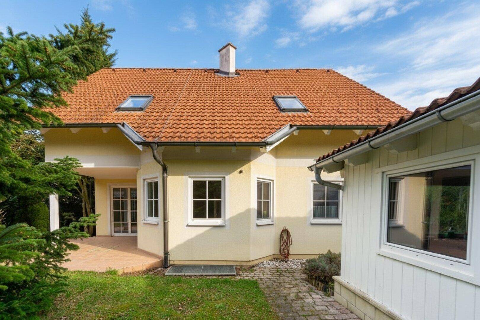 Einladendes Haus im Grünen! Großer Grund, Südterrasse, Keller und Doppelgarage - Ansicht 3