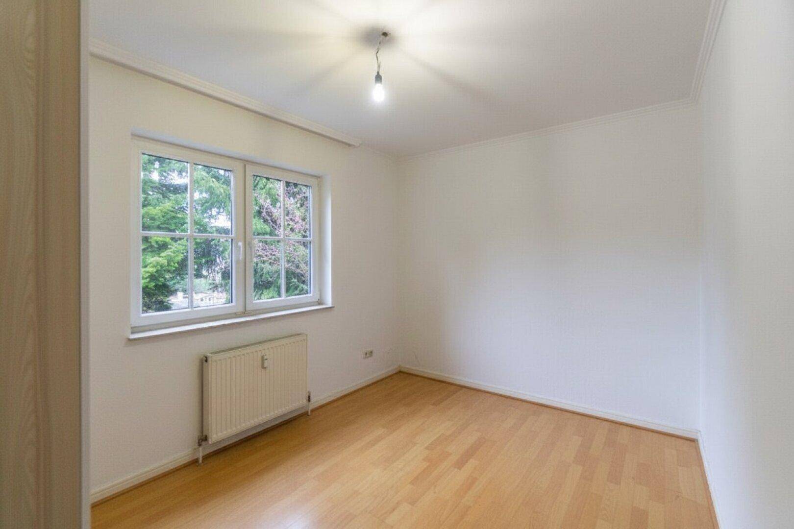 Einladendes Haus im Grünen! Großer Grund, Südterrasse, Keller und Doppelgarage - Mehr
