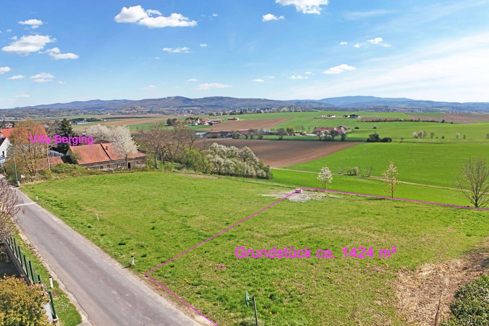 Luftaufnahme eines weitläufigen Grundstücks mit angrenzender Straße und Blick auf die ländliche Umgebung.