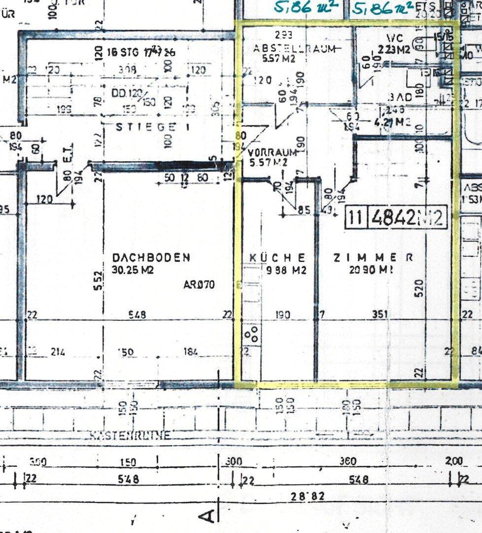 Grundrissplan mit Zimmern, Küche, Dachboden und Abstellraum, inklusive Maßen.
