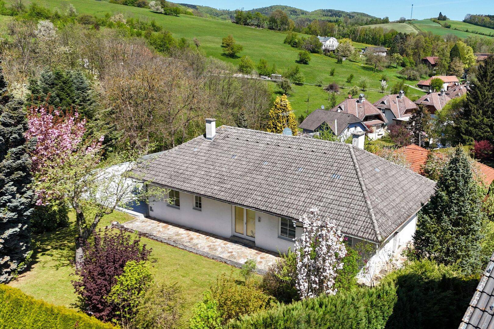 Reizvolles Einfamilienhaus in sonniger Lage mit Gartenidylle und Erweiterungspotenzial – pohled 2