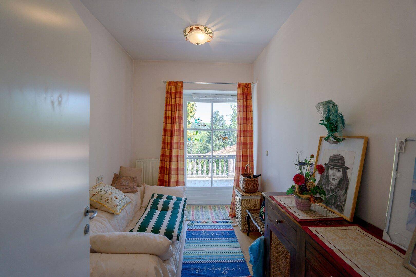 Kleines, helles Zimmer mit Blick auf den Balkon, ideal als Büro oder Gästezimmer.