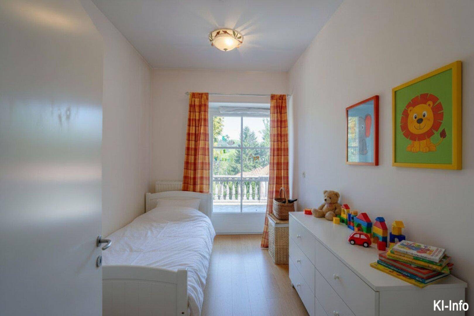 Helles Kinderzimmer mit Einzelbett, Holzfußboden und bunten Dekorationen.