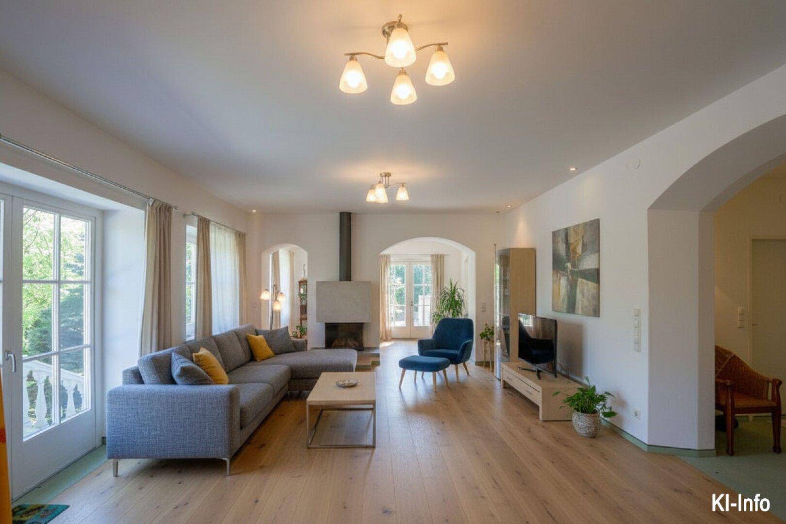 Helles Wohnzimmer mit modernem Sofa, Kamin und hellem Holzfußboden.