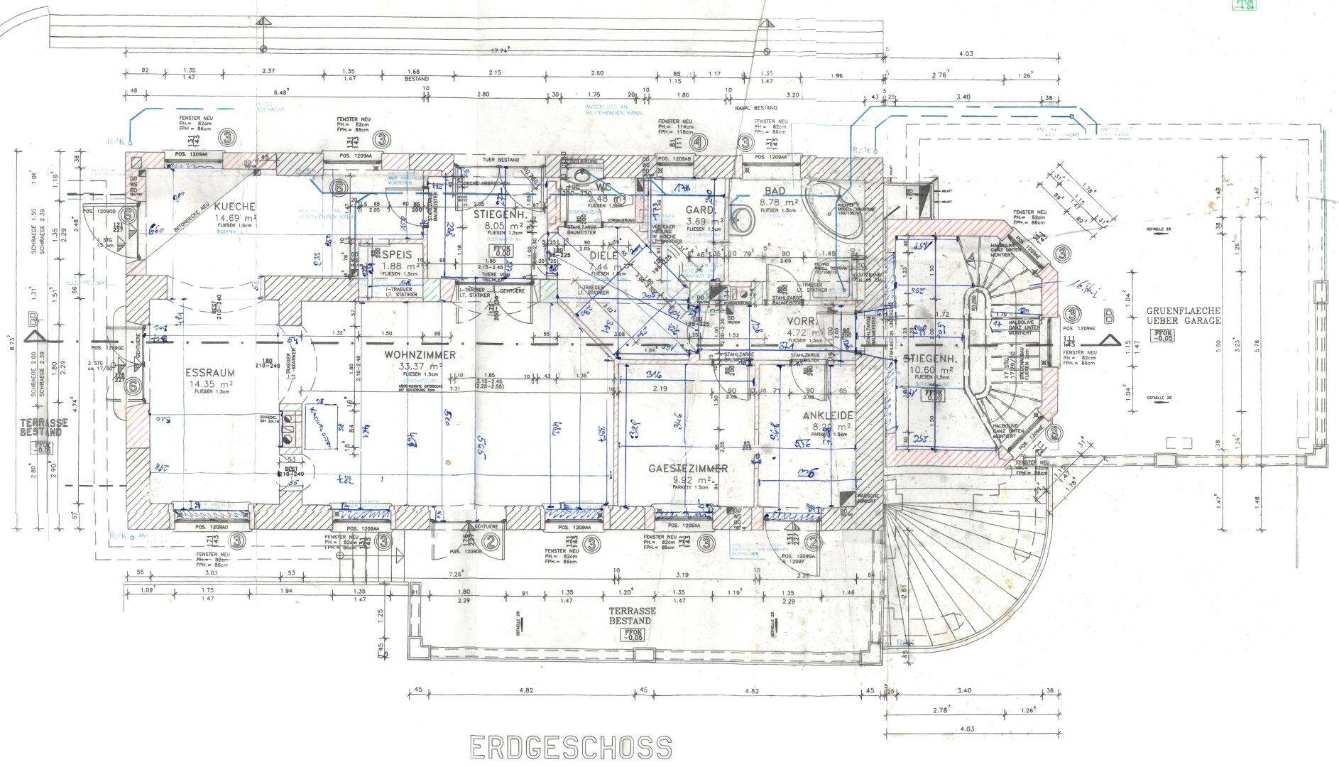 Grundriss des Erdgeschosses mit Wohnzimmer, Esszimmer, Küche und Garage.