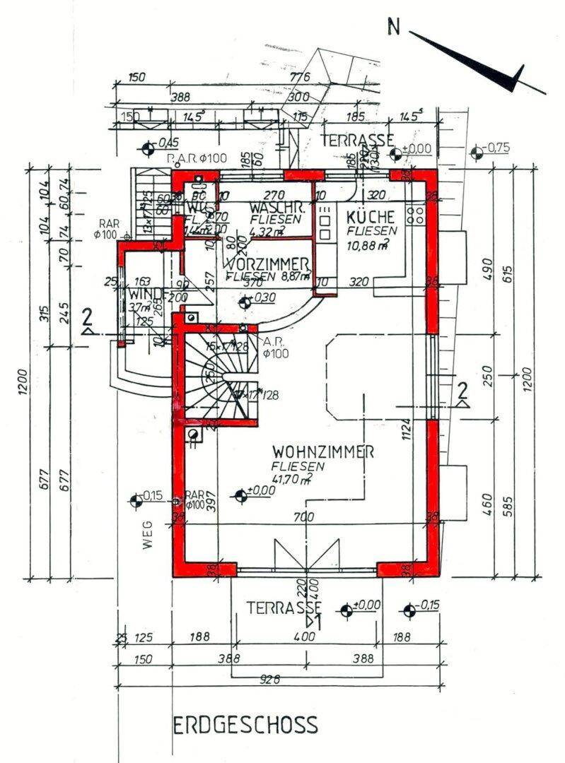 Grundriss des Erdgeschosses mit Wohnzimmer, Küche und zwei Terrassen.