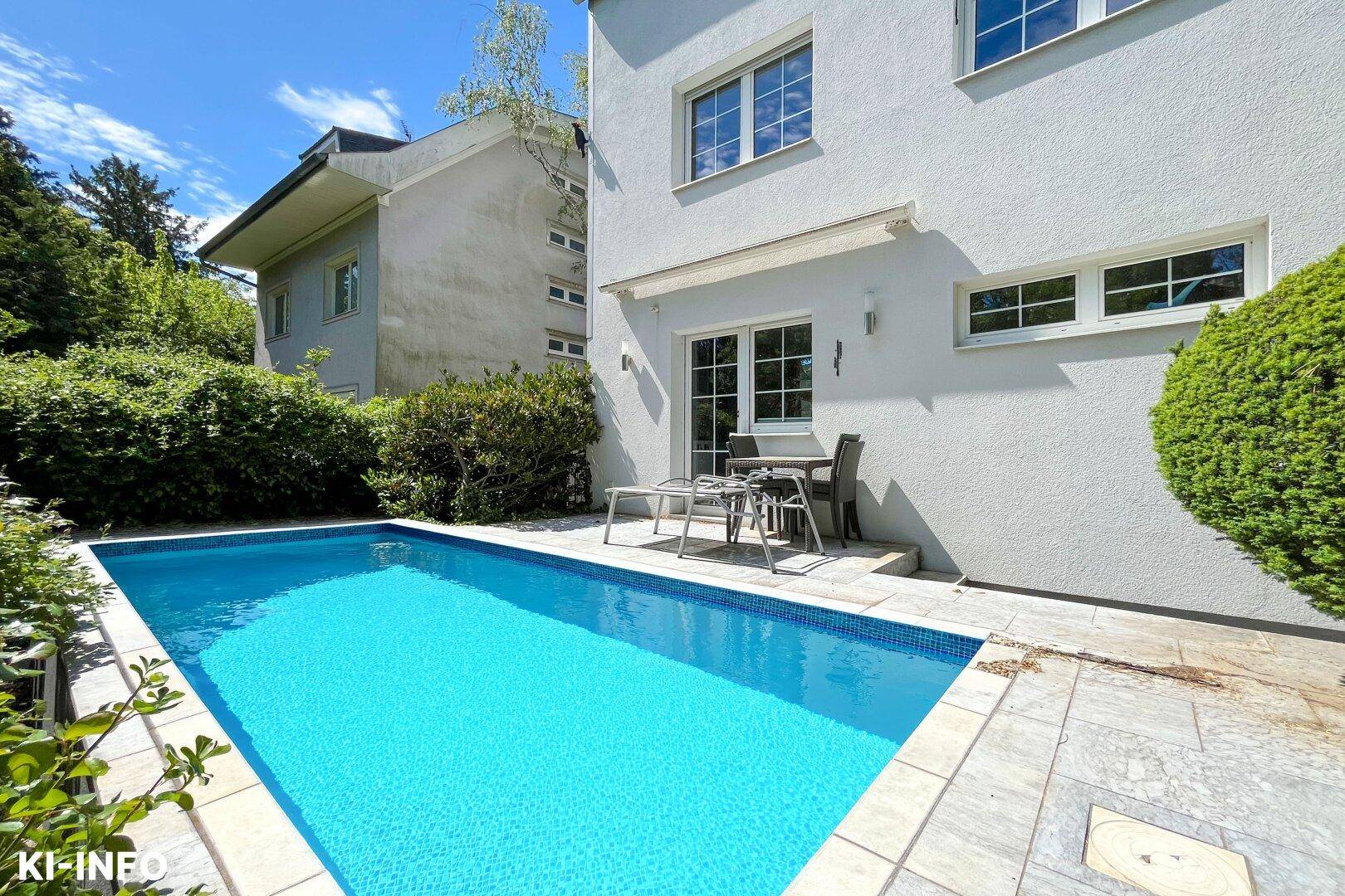 Privater Außenpool mit gefliester Terrasse und Sitzbereich neben dem Haus.