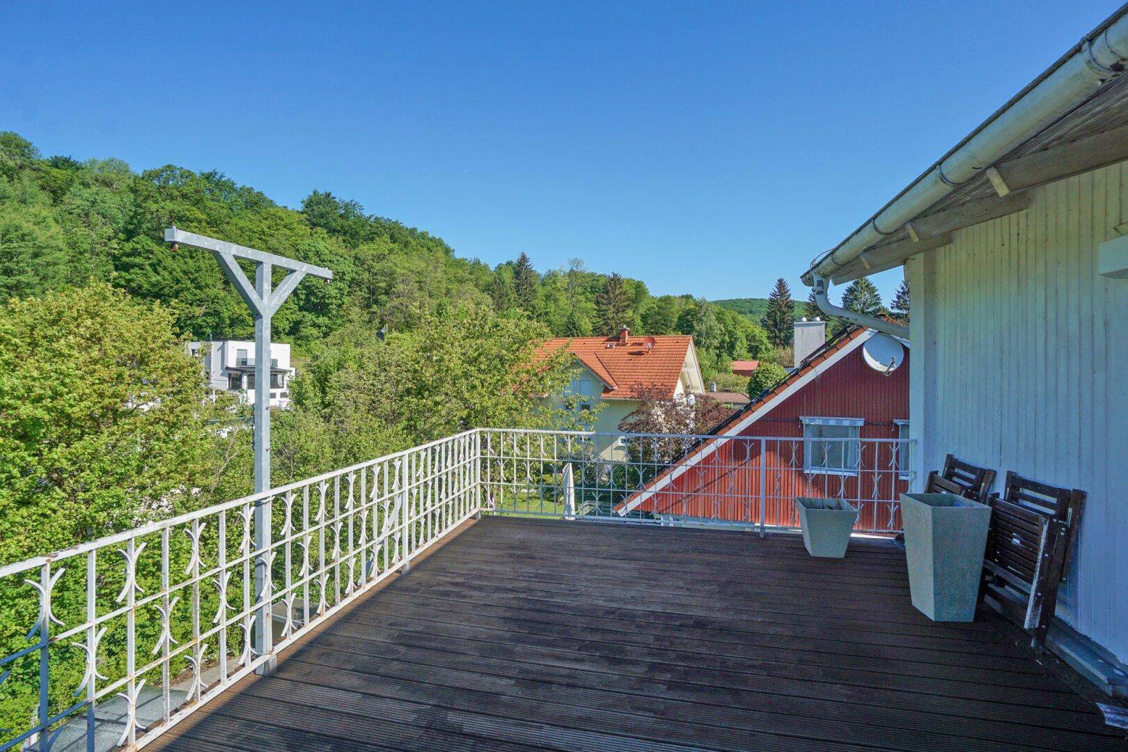 Geräumiger Balkon mit weitem Blick über die grüne Hügellandschaft.