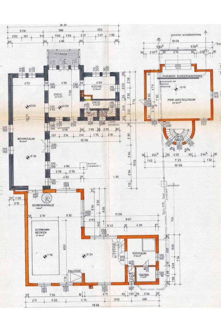 Grundriss des Erdgeschosses mit Wohnraum, Küche, Schwimmhalle, Sauna und Veranda.