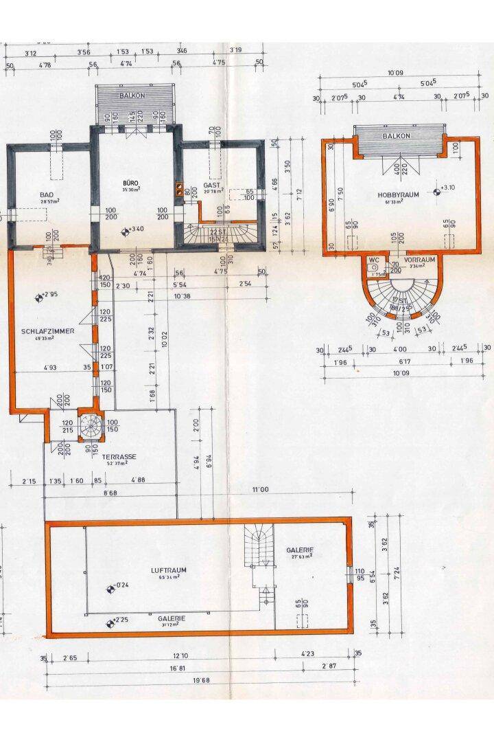 Grundriss des Obergeschosses mit Schlafzimmern, Bad, Büro, Hobbyraum und Balkonzugang.