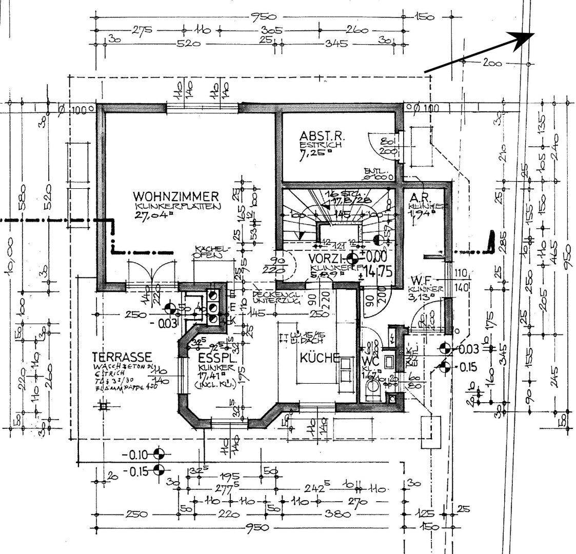 Grundriss des Erdgeschosses mit Wohnzimmer, Küche, Terrasse und Gäste-WC.