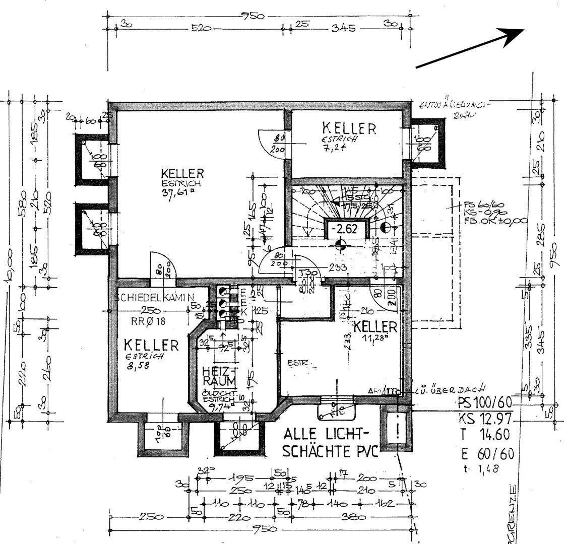 Grundriss des Kellergeschosses mit Heizraum und mehreren Kellerräumen für Lagerung.
