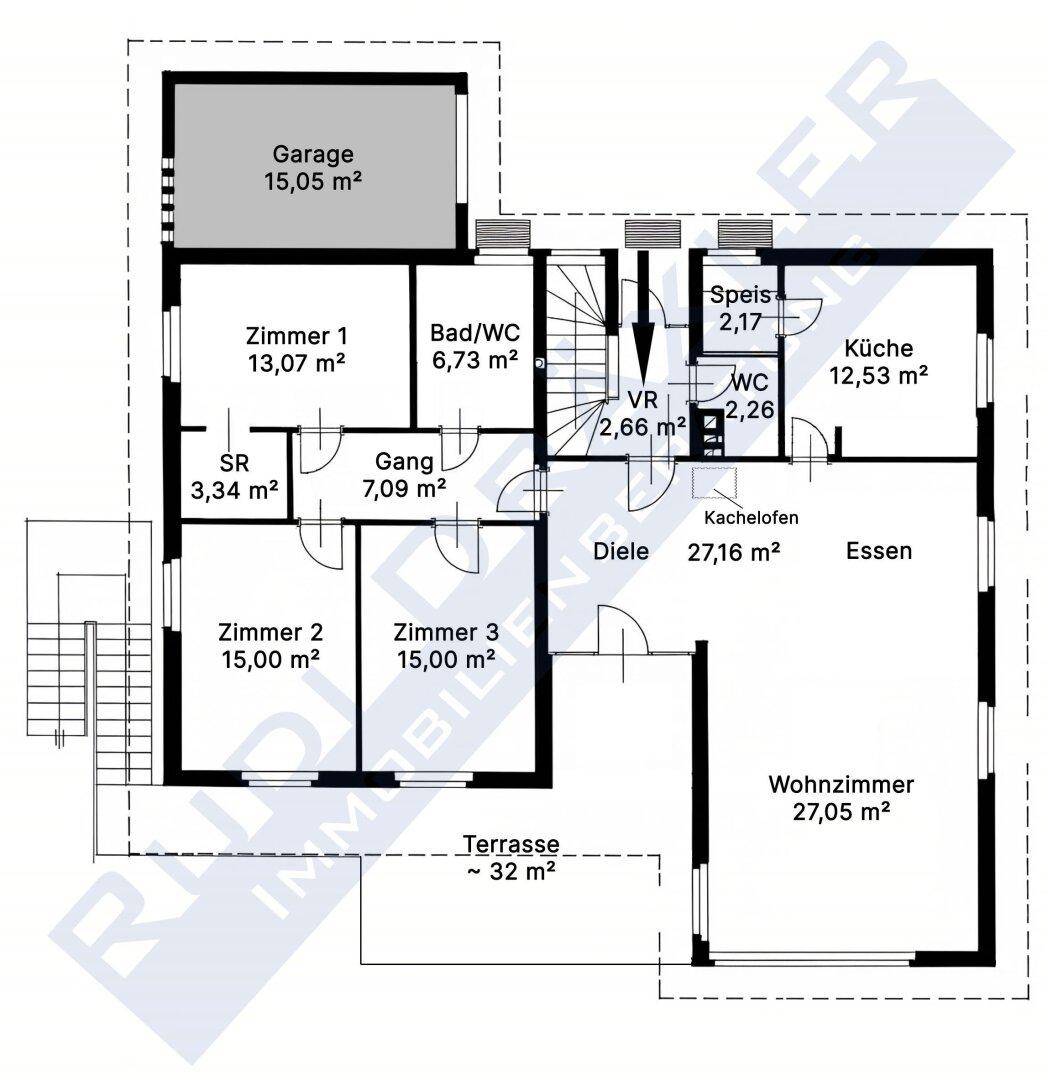 Grundriss des Erdgeschosses mit Garage, drei Zimmern, Bad, WC und Kachelofen.