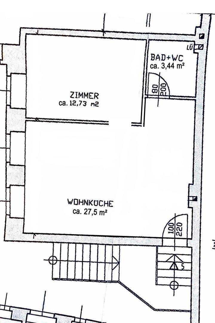 Grundrissplan zeigt ein Zimmer, eine Wohnküche und ein Bad mit WC.