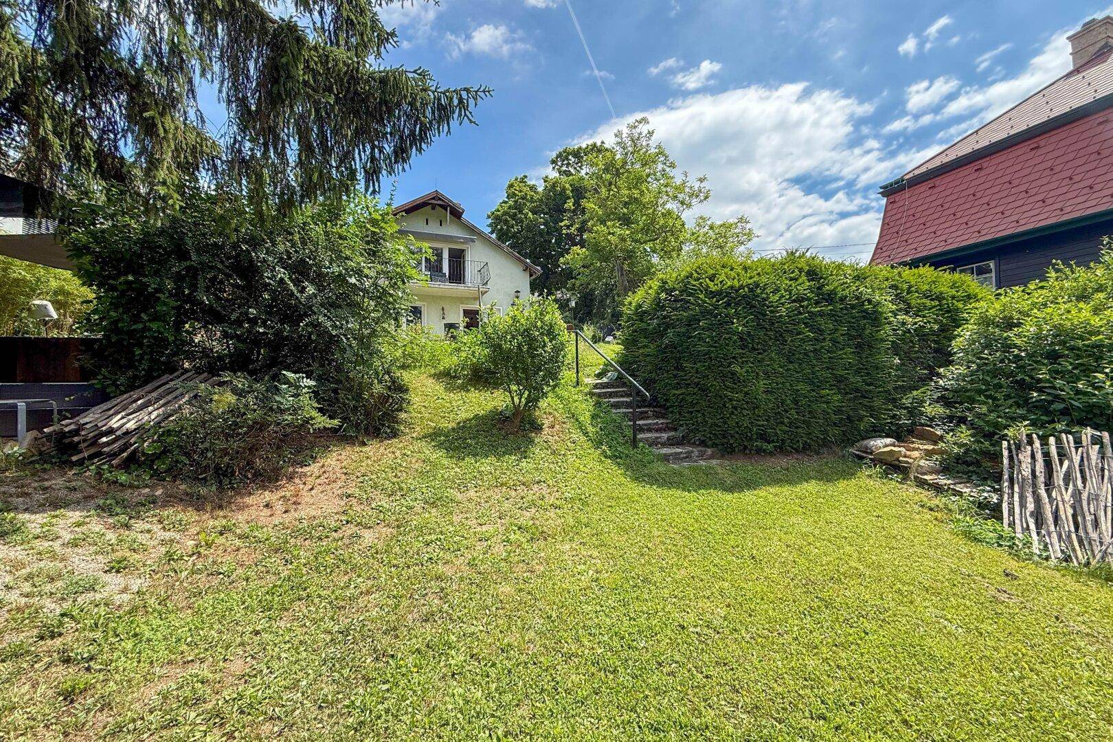 Entzückendes Einfamilienhaus mit großem Südwest-Grundstück und Teilungsmöglichkeit - Ansicht 4