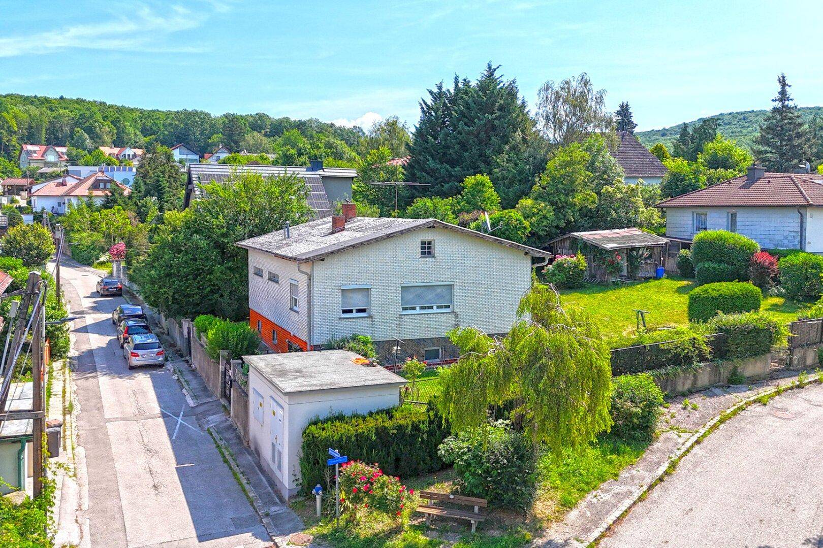 Vogelperspektive des Hauses mit Zufahrtsstraße, Garten und angrenzender Wohnbebauung in ländlicher Umgebung.
