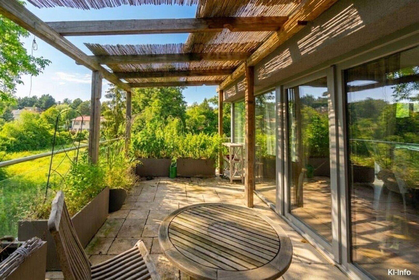 Große Sonnenterrasse mit Pergola, Gartenmöbeln und weitem Blick ins Grüne.