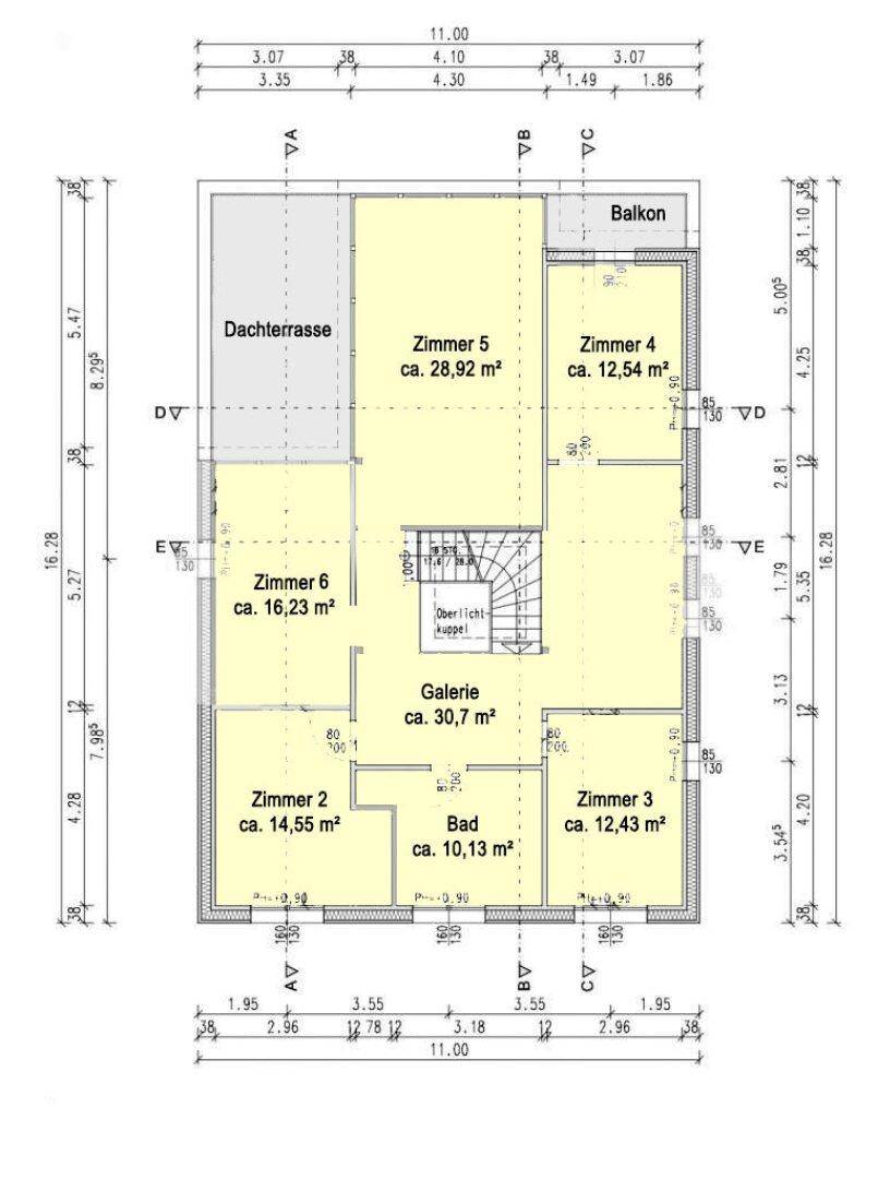 Grundriss des Obergeschosses mit mehreren Zimmern, Bad und Dachterrasse.