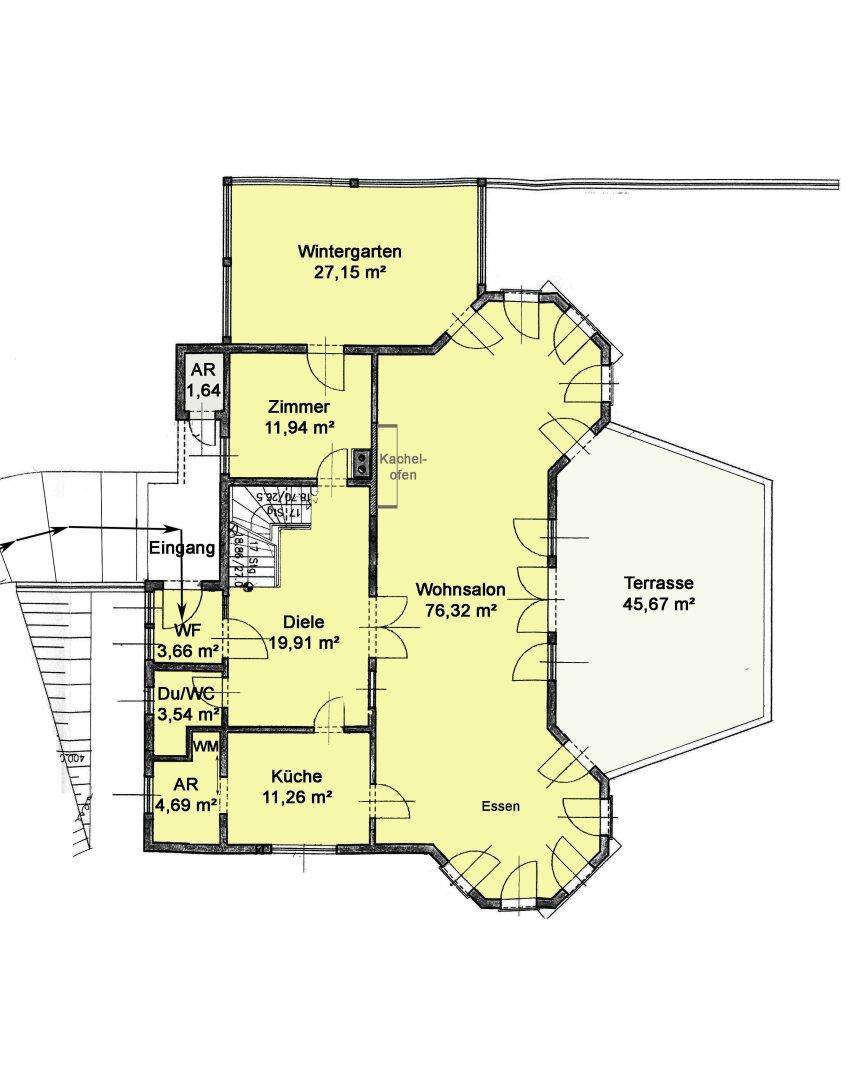 Grundriss des Erdgeschosses mit großem Wohnsalon, Wintergarten und weitläufiger Terrasse.