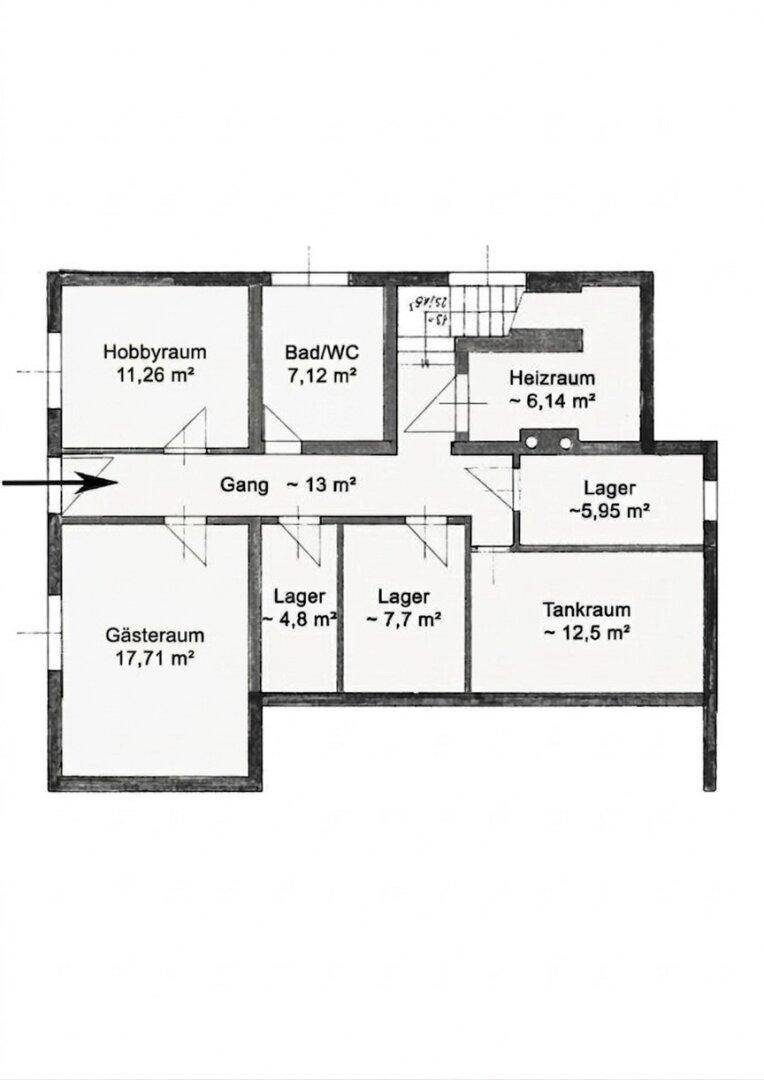 Grundriss des Kellergeschosses mit Hobbyraum, Gästezimmer, Bad/WC und mehreren Lagerräumen.