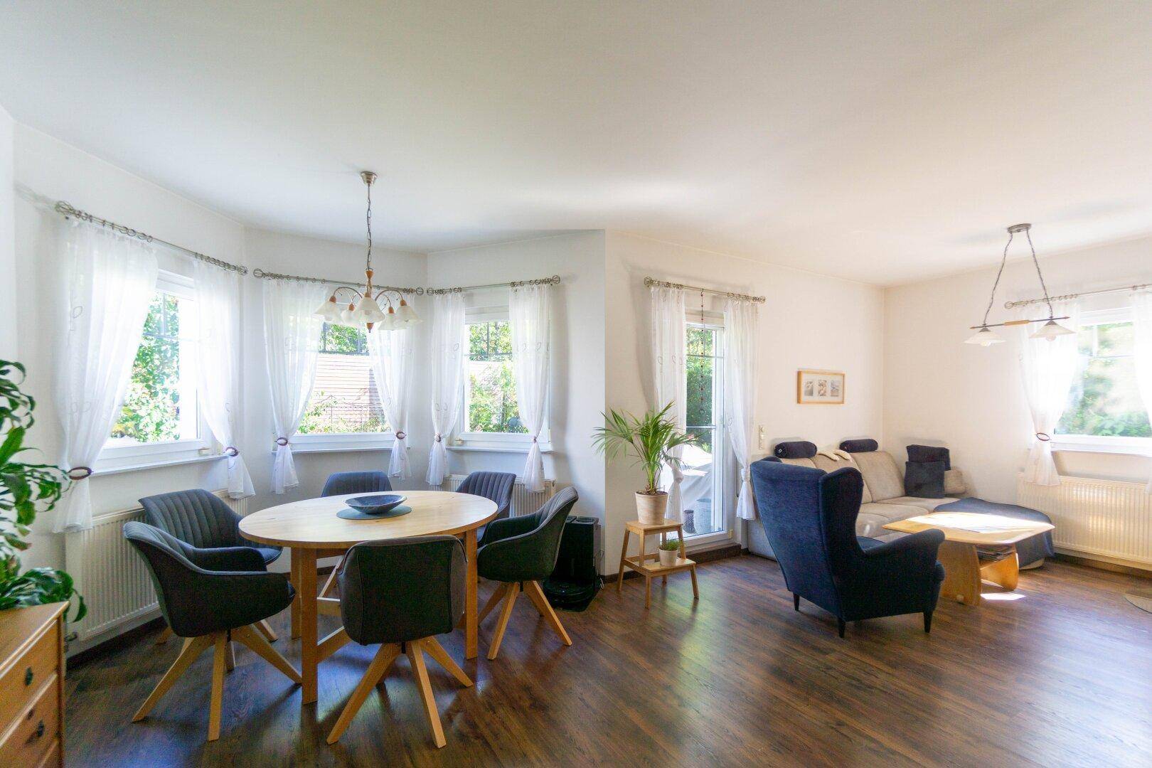 Wohn- und Esszimmer mit Ausgang auf die Terrasse