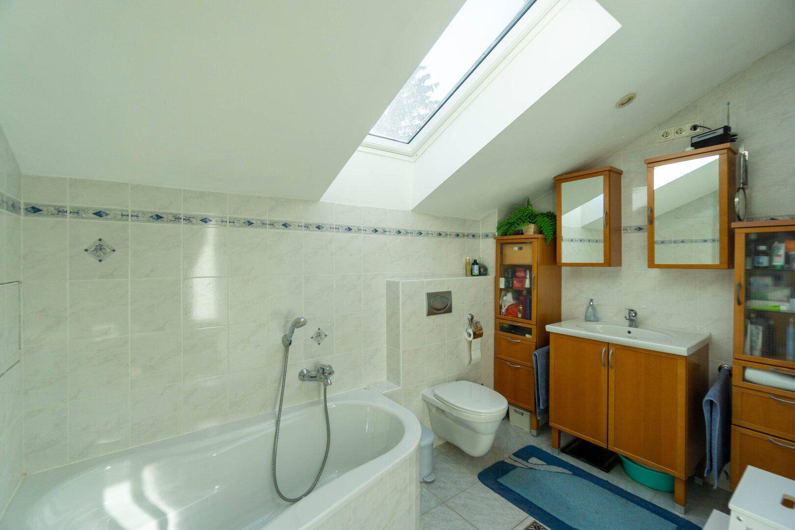 Badezimmer mit Wanne und WC