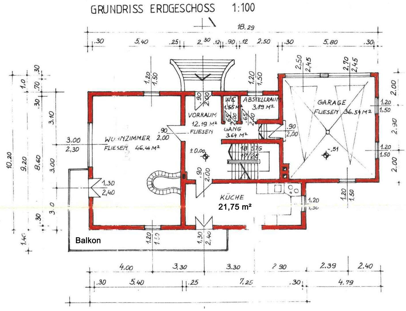 Grundriss des Erdgeschosses mit Wohnzimmer, Küche, Garage und Balkon.