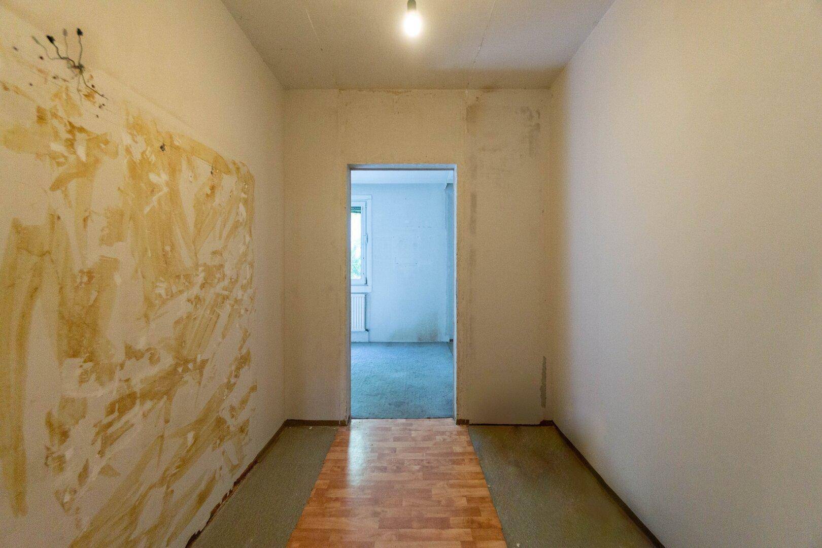 Schrankraum und Zugang zum Zimmer 4