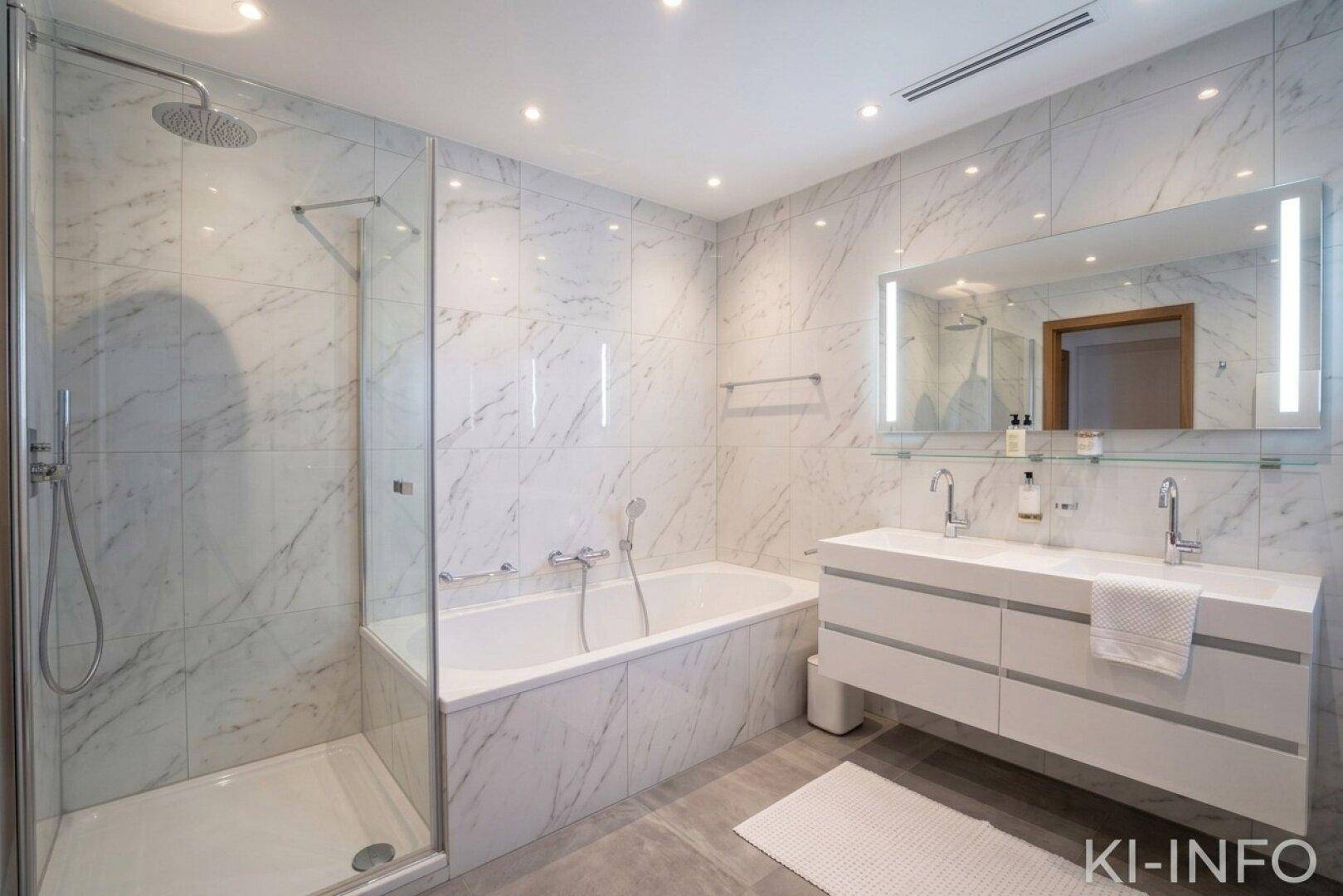 Modernes Badezimmer mit Marmorfliesen, begehbarer Dusche und Doppelwaschbecken.