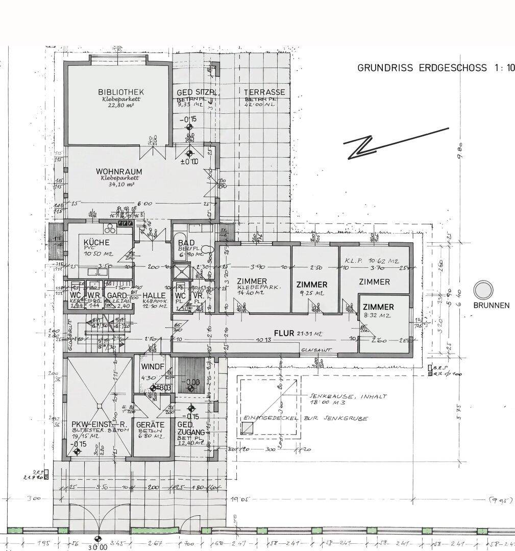 Grundriss des Erdgeschosses mit Wohnraum, Küche, Bibliothek und mehreren Zimmern.