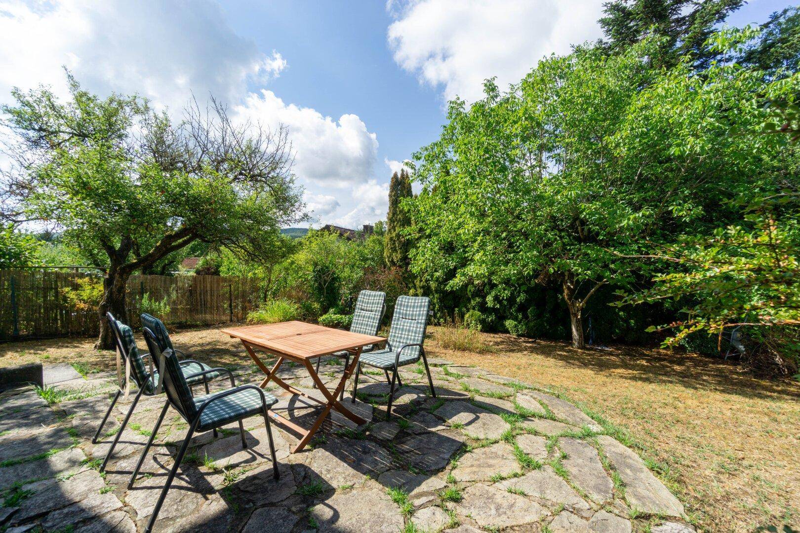 Terrasse und Garten nach Südwesten
