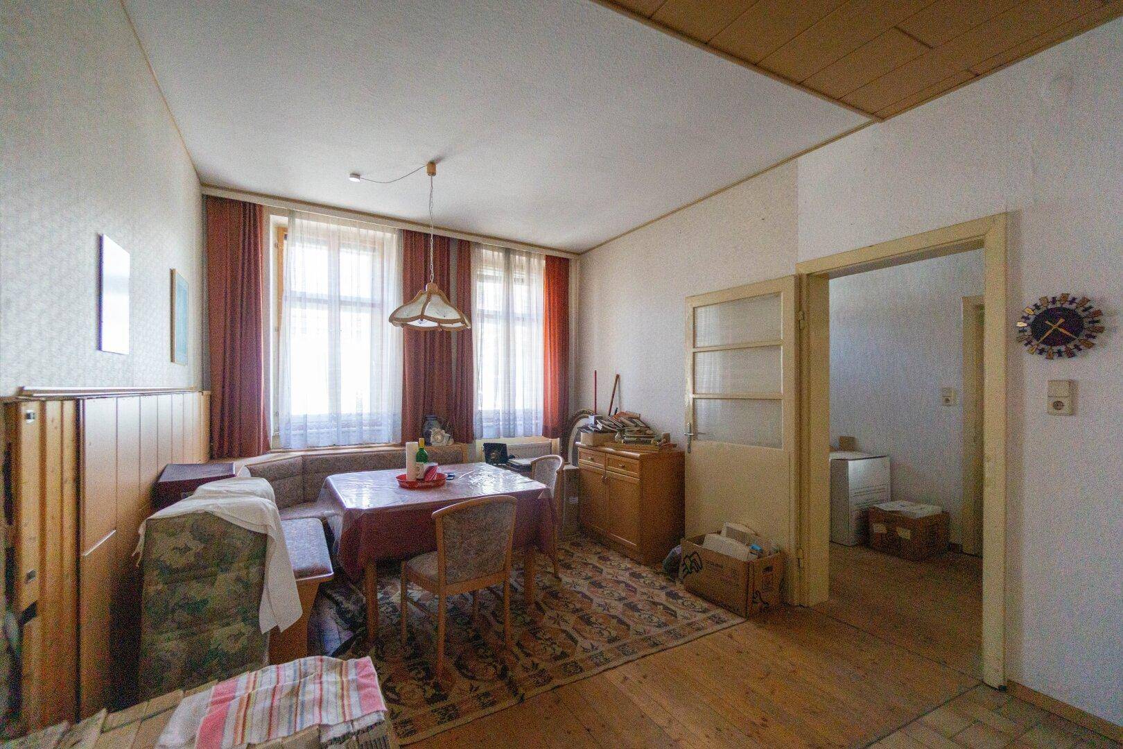 Gemütlicher Essbereich mit Holzboden, Eckbank und traditioneller Einrichtung.
