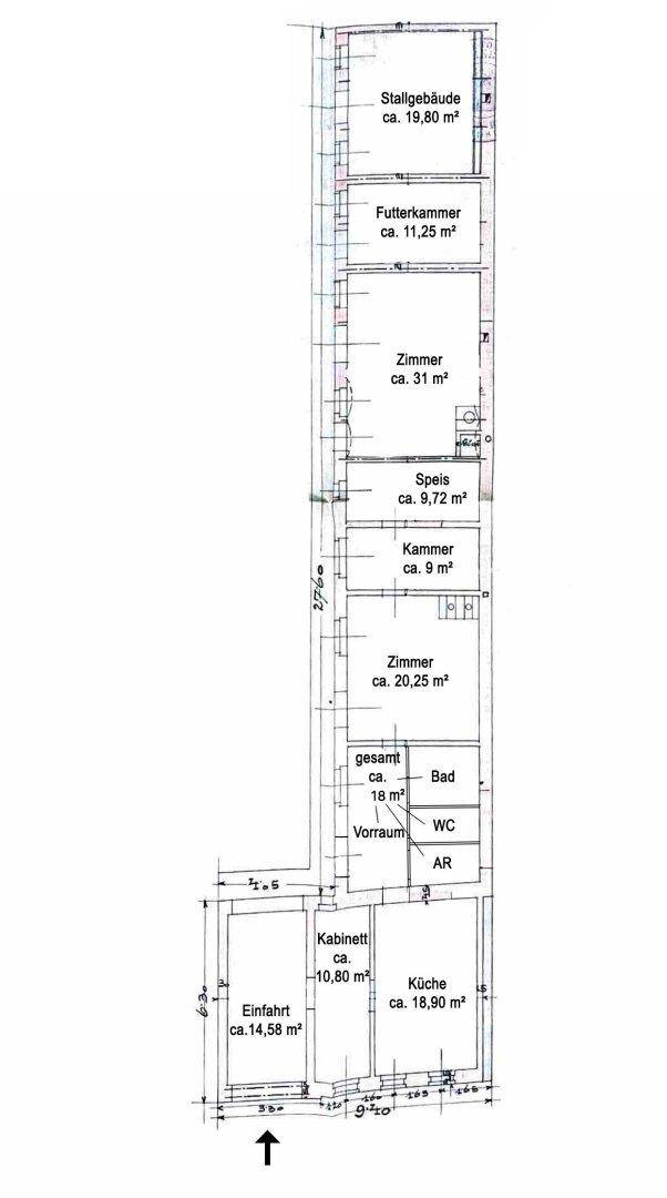 Detaillierter Grundriss eines langen Gebäudes mit verschiedenen Räumen und Flächenangaben.