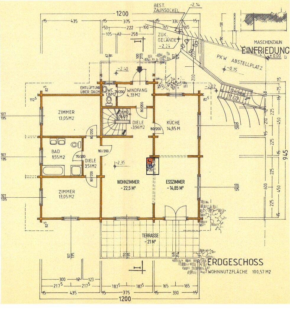 Grundriss des Erdgeschosses mit Wohnzimmer, Esszimmer, Küche, Bad, WC und Terrasse.