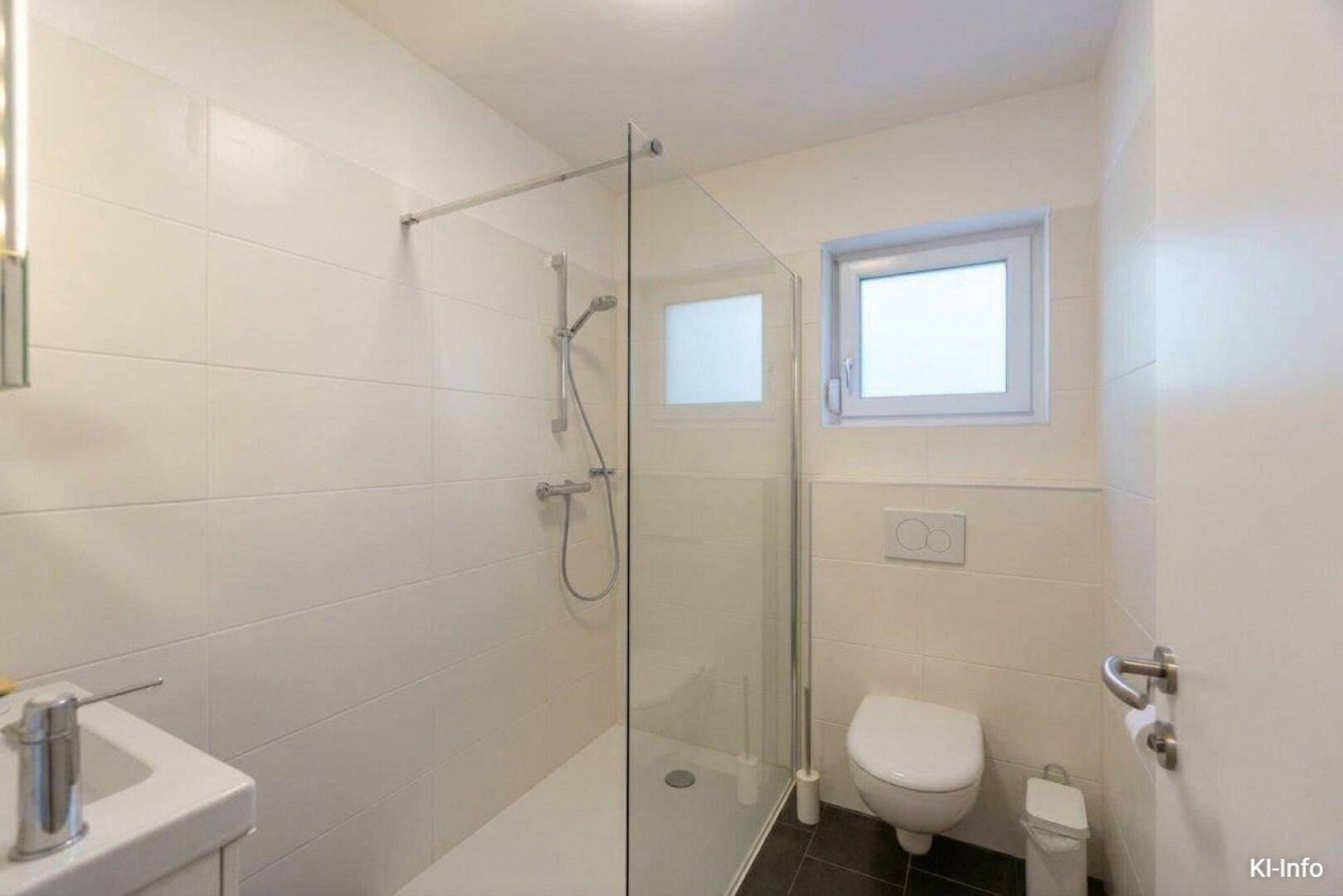 Modernes Badezimmer mit ebenerdiger Dusche, wandhängendem WC und Fenster für Tageslicht.