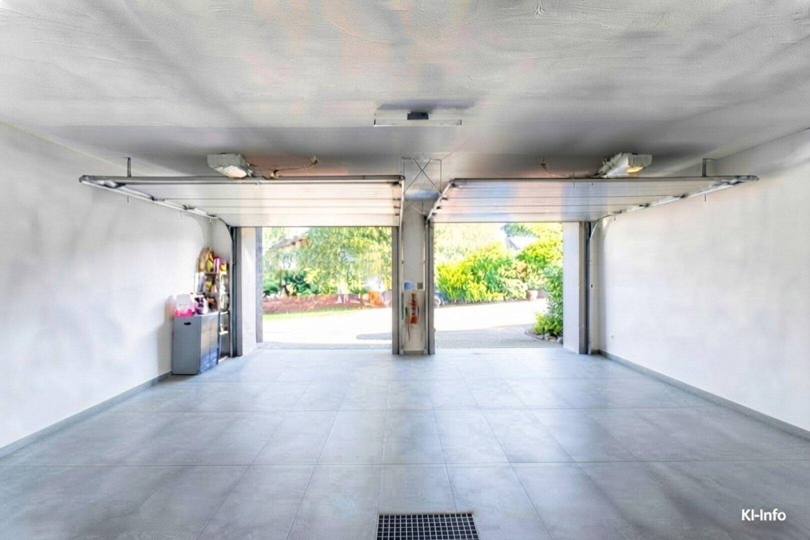 Geräumige Doppelgarage mit zwei Toren und Betonboden, bietet Platz für Fahrzeuge.