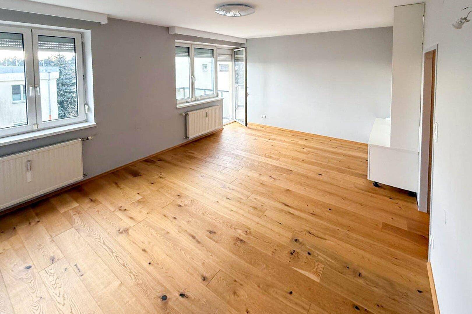 Wohnzimmer mit Balkonzugang