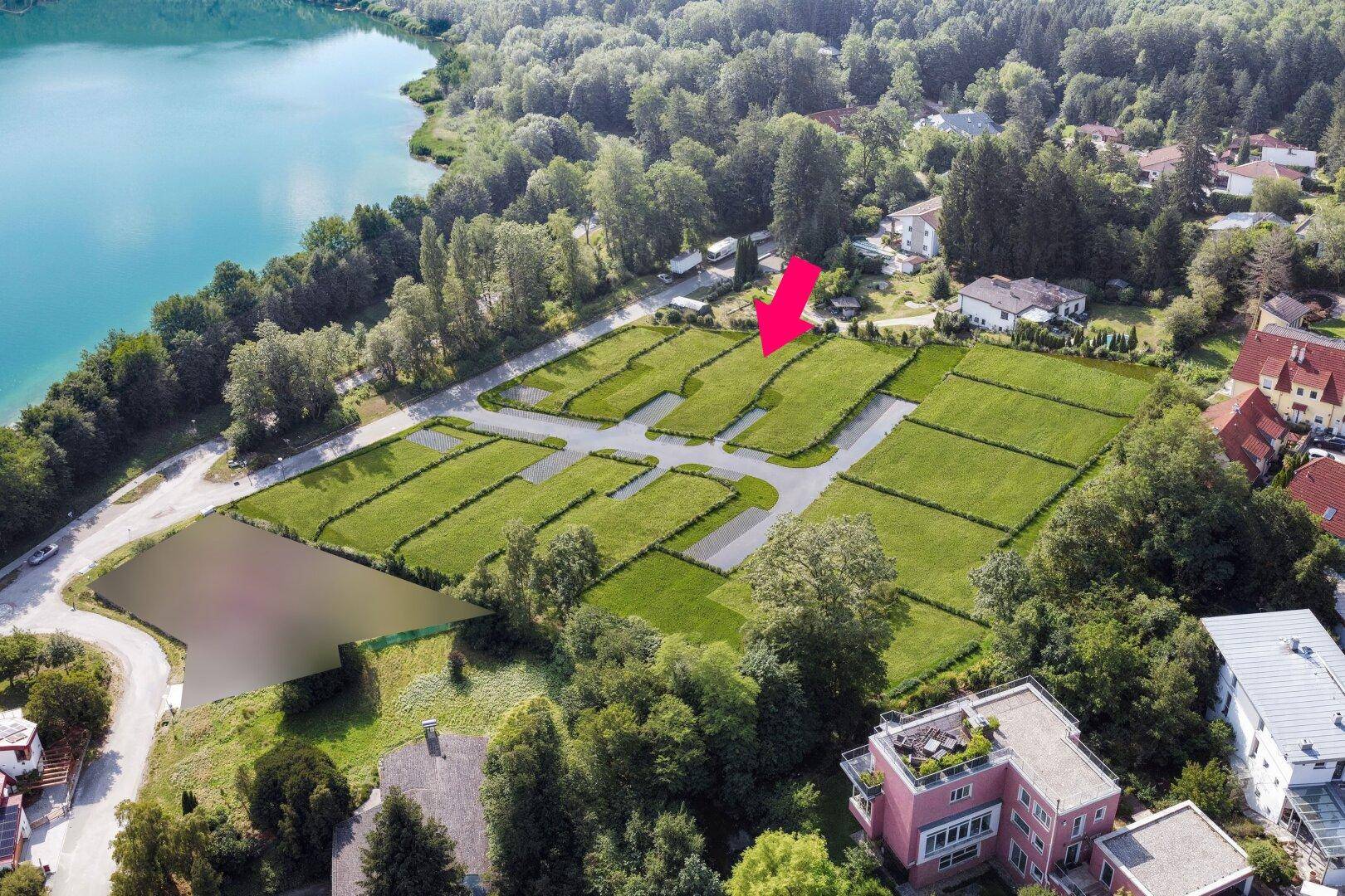 Luftaufnahme von mehreren parzellierten Grundstücken am Seeufer, umgeben von Natur und Häusern.