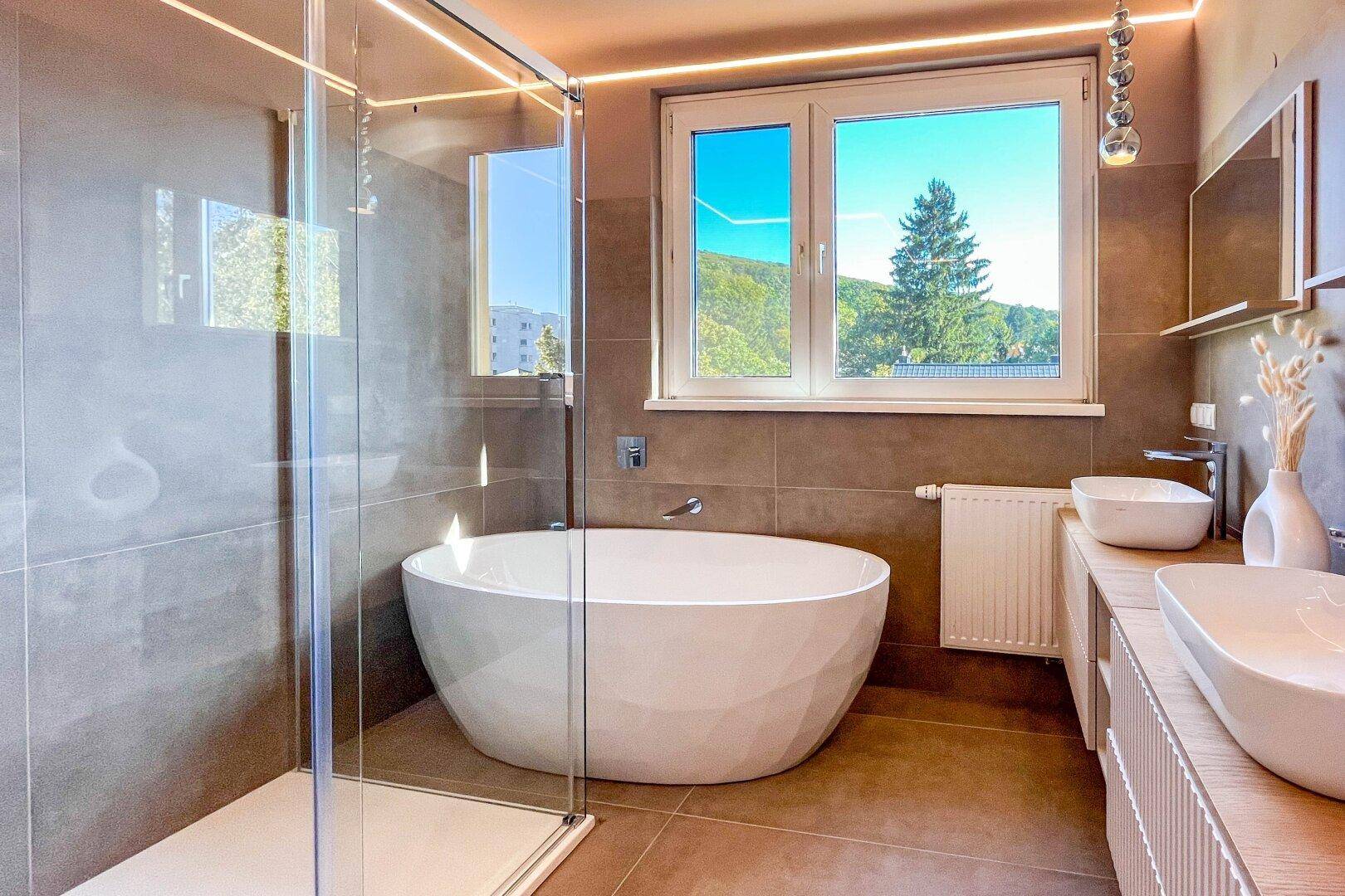 Bad mit Wanne und Dusche sowie Doppelwaschtisch