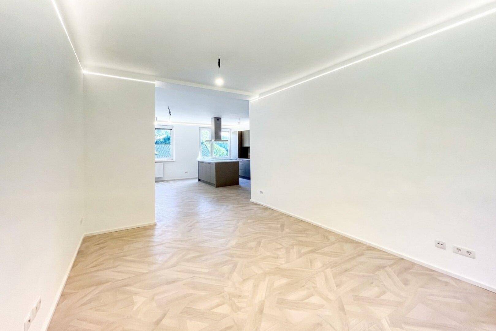 Wohnzimmer mit Sicht auf die Küche mit Essbereich