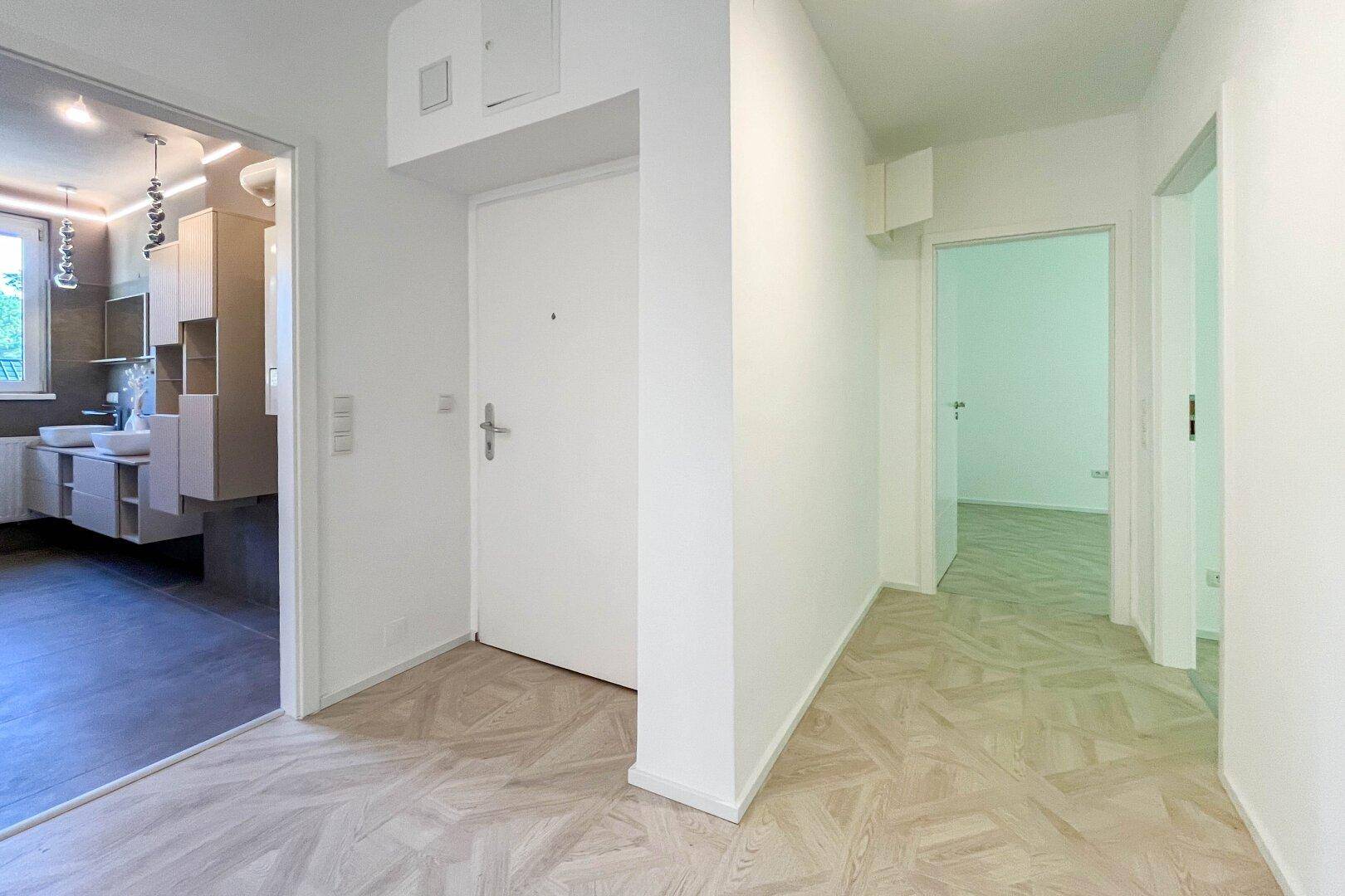Eingangsbereich mit Sicht ins Bad sowie Zimmer 1