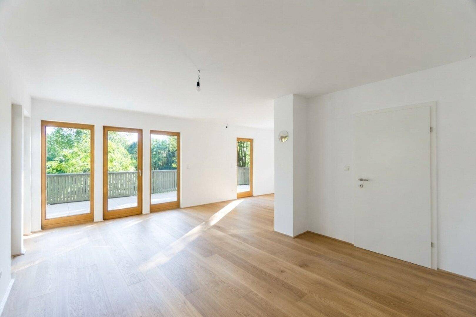 Wohnzimmer mit Ausgang zur Terrasse