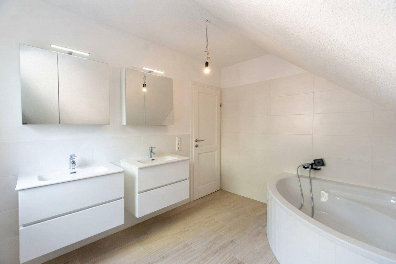 Bad mit Wanne im DG
