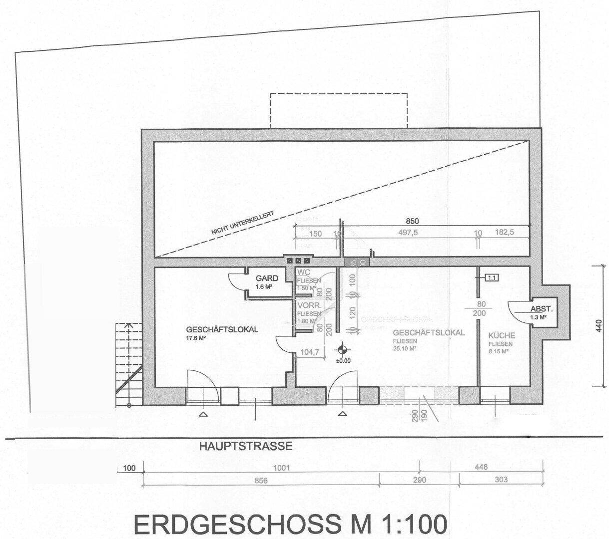 Grundriss des Erdgeschosses mit zwei Geschäftsräumen, WC und Abstellraum.