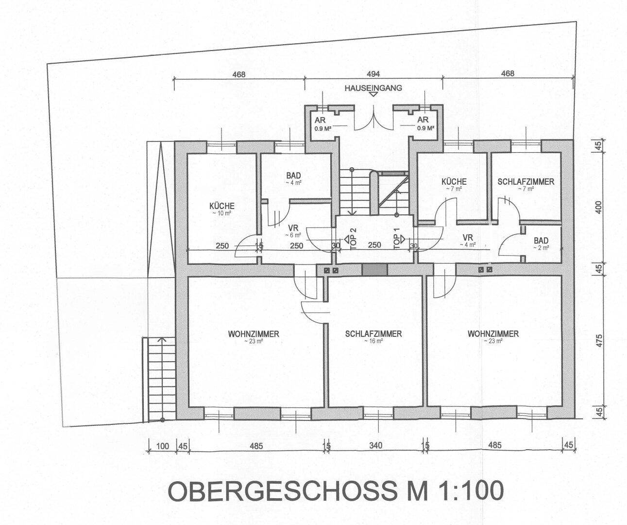 Grundriss des Obergeschosses mit zwei Wohnungen, jeweils mit Küche, Bad und Schlafzimmern.