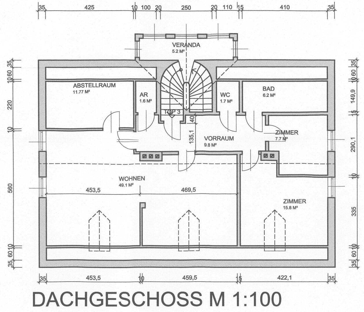 Grundriss des Dachgeschosses mit Wohnbereich, Zimmern, Bad, WC und einer Veranda.